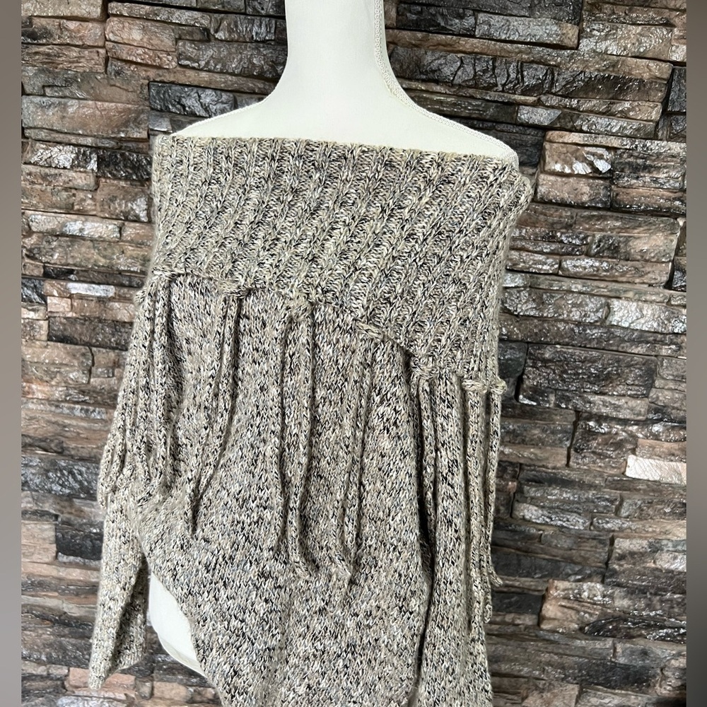 Chico's Off-Shoulder Sweater in Gray and Cream good conditions